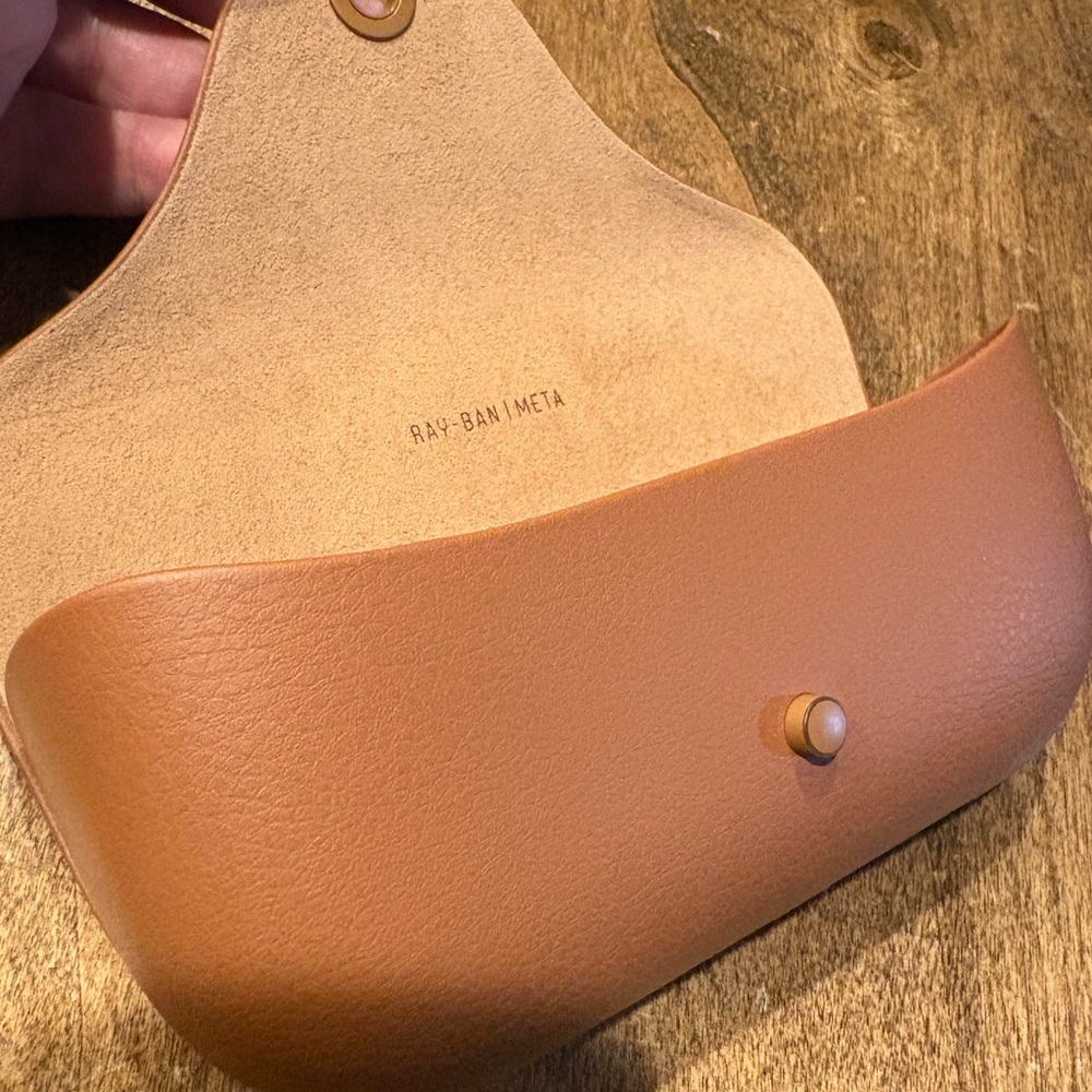 Ray-Ban Meta Brown Charging Case - Picture 4 of 9